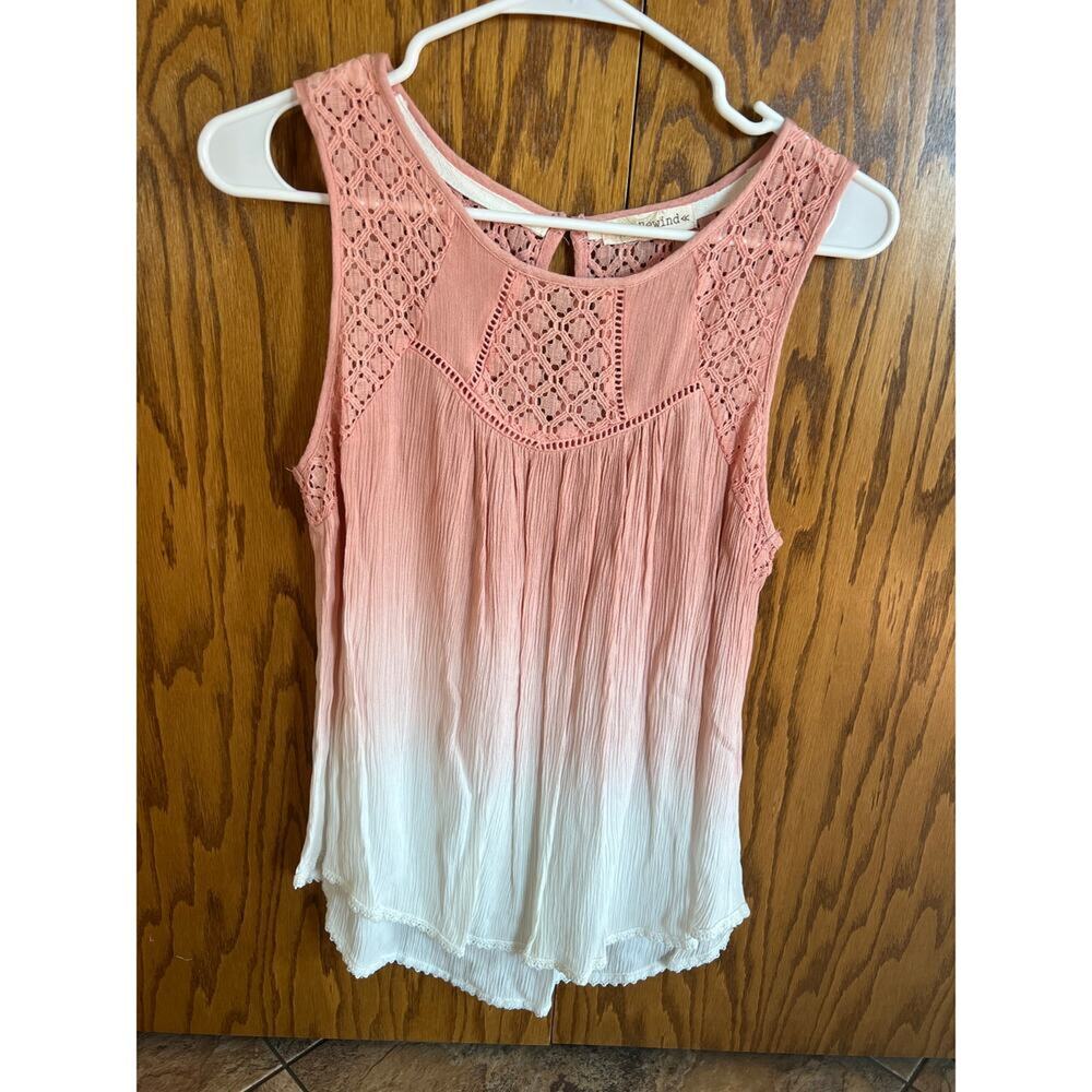 Rewind sleeveless lace ombre coral/cream top. Women's size M